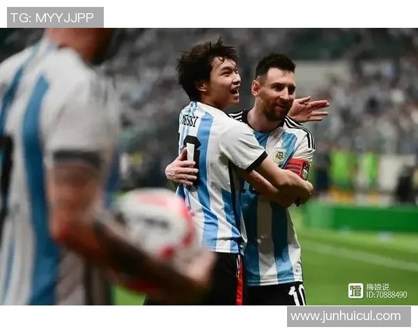 球迷与足球明星亲密合影瞬间展现热爱与激情的美好时刻