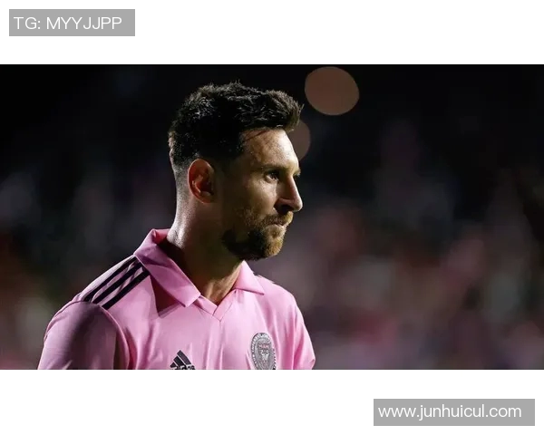 左图展示的足球明星是谁他的成就与影响力分析